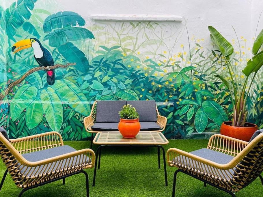 Artistic Flat Next To Ruzafa Welcome To The Jungle Valencia Bagian luar foto
